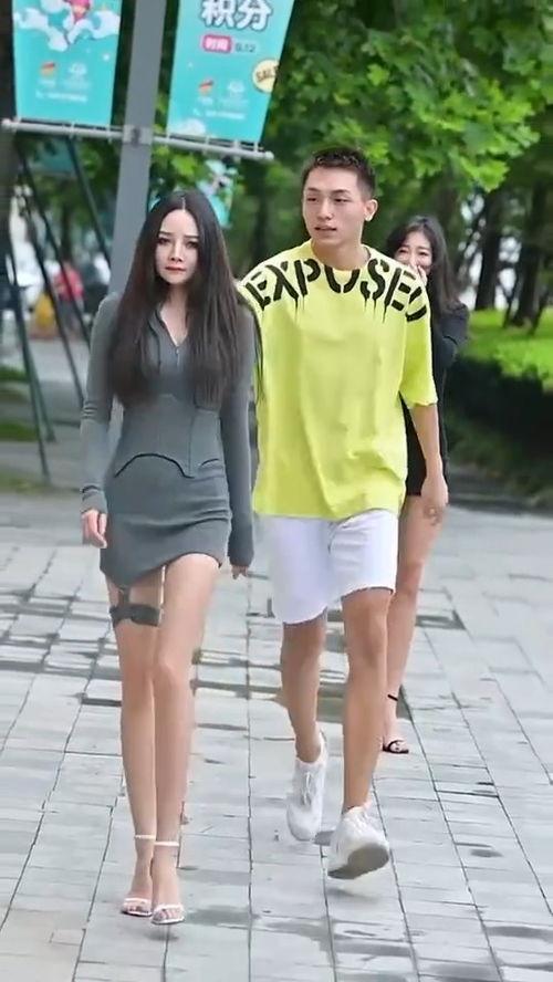 街拍美女吃瓜视频,美女热辣吃瓜,夏日街头一景