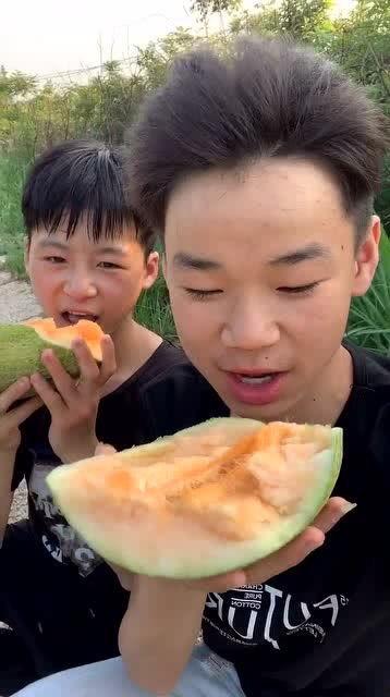 摘哈密瓜吃视频,视频教你轻松摘瓜技巧