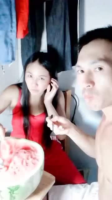 一对情人吃瓜视频,甜蜜互动引网友热议